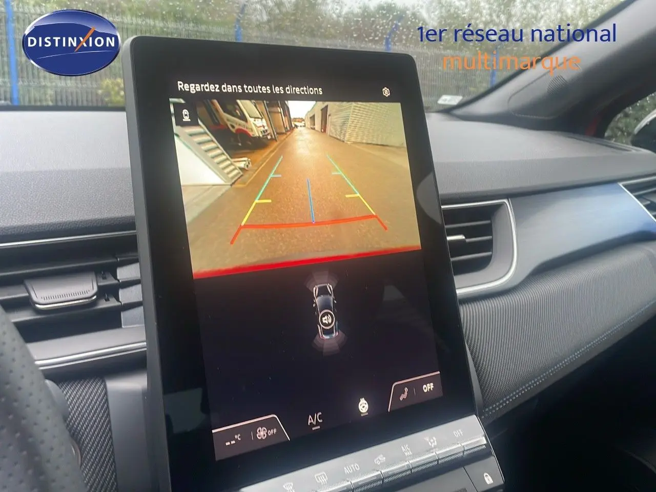 Vue intérieure du tableau de bord du Renault Captur E-Tech Hybrid 2025, écran tactile affichant la caméra de recul.