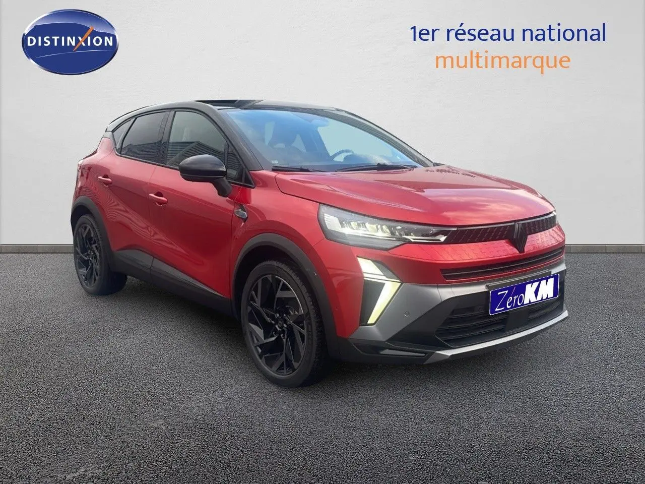 Renault Captur E-Tech hybride rouge passion toit noir, vue 3/4 avant avec feux LED et jantes noires.