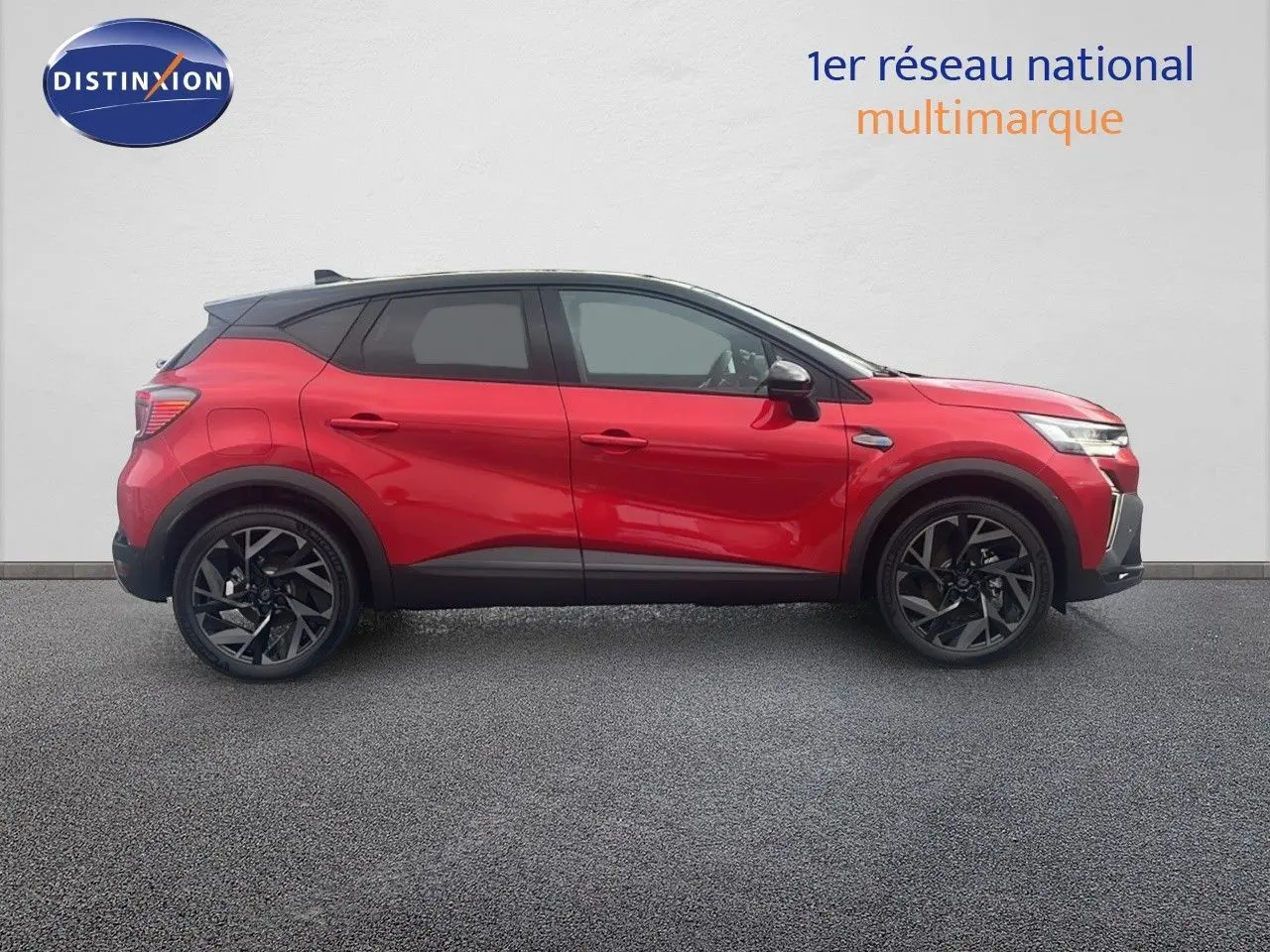 Profil droit d'un Renault Captur E-Tech hybride rouge passion avec toit noir, jantes noires et détails sportifs Alpine.