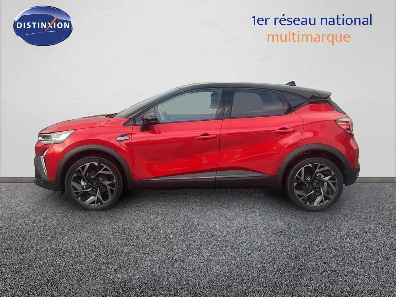 Profil droit du Renault Captur E-Tech hybride rouge passion avec toit noir et jantes alliage noires.