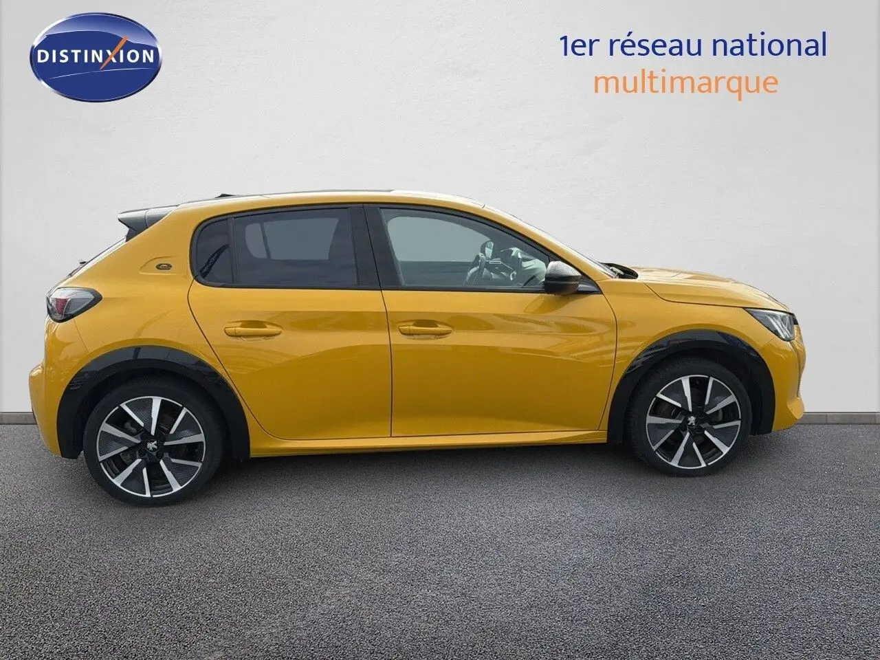 Profil droit d'une Peugeot 208 électrique jaune Faro métal avec toit noir et jantes alu bi-ton 17 pouces.