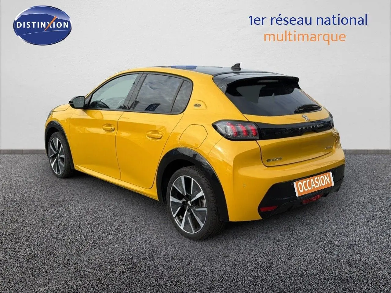 Vue 3/4 arrière droite d'une Peugeot 208 électrique jaune Faro avec toit noir et jantes alu bi-ton.