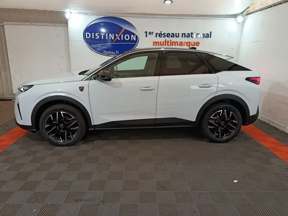 Profil côté gauche d'un Peugeot 3008 blanc 2025 avec jantes noires et toit noir dans un showroom intérieur.