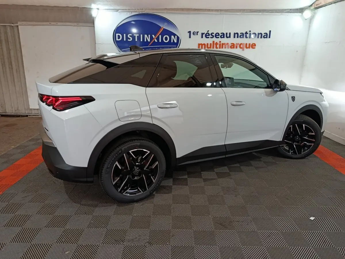 Peugeot 3008 blanc en vue profil droit, avec jantes noires et feux arrière LED distinctifs dans un showroom.