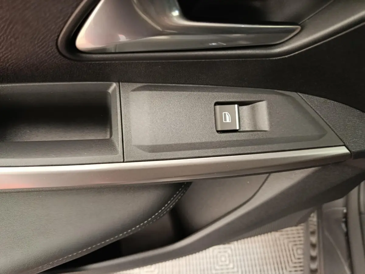 Détail de la porte côté gauche du Peugeot 3008 blanc, avec insert en aluminium et garniture noire texturée.
