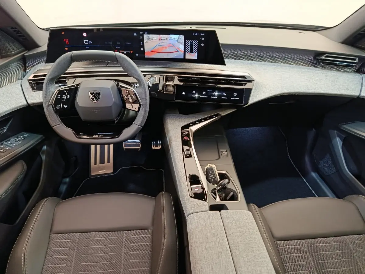 Intérieur du Peugeot 3008 1.2 Hybrid GT 2025, vue avant centrée sur le tableau de bord et volant cuir multifonctions.