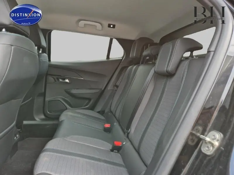 Vue intérieure arrière côté droit du Peugeot 2008 noir Perla Nera, sièges tissu tri-matières avec appuie-têtes réglables.