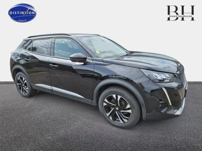 Peugeot 2008 noir Perla Nera vue 3/4 avant droit, avec jantes alliage et barres de toit visibles.