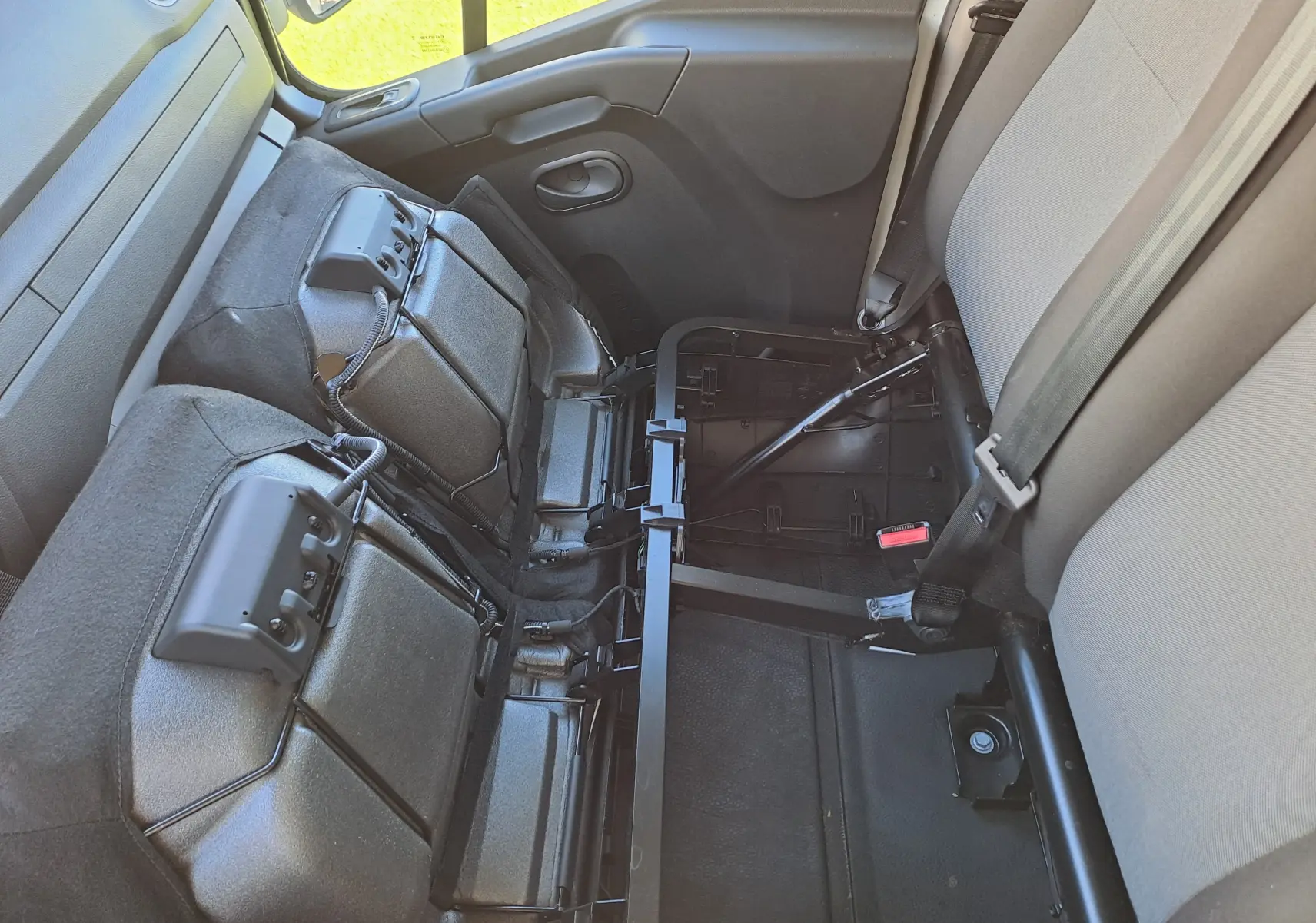 Vue intérieure côté droit du Nissan Interstar Chassis Cabine 2024 montrant les sièges arrière rabattus et la ceinture de sécurité grise.