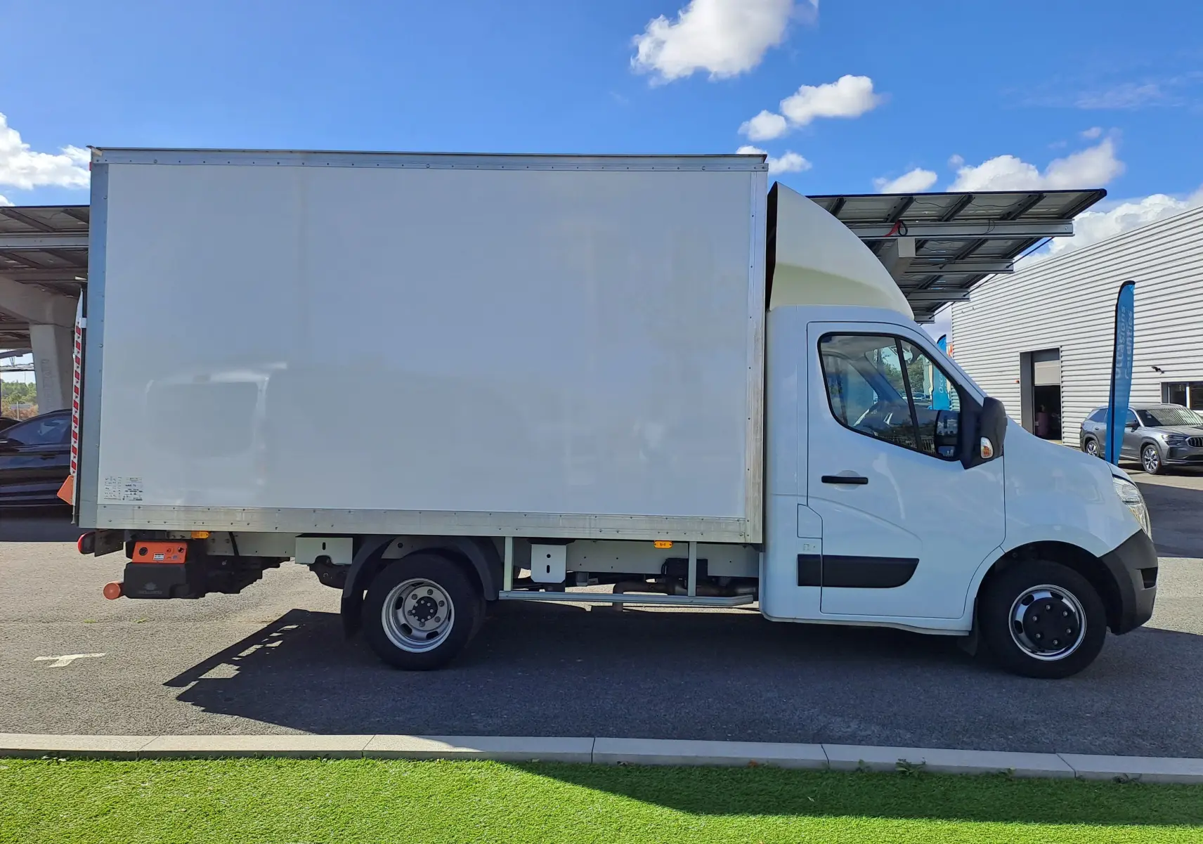 Vue latérale droite d’un utilitaire Nissan Interstar blanc avec caisse fermée, version châssis cabine 2024.
