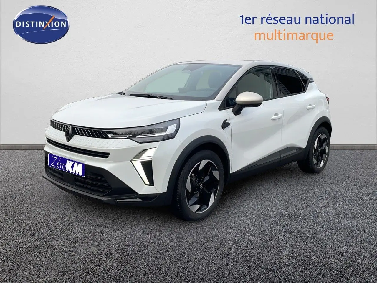 Renault Captur E-Tech hybride blanc nacré vue 3/4 avant droit avec toit beige et jantes noires stylées.
