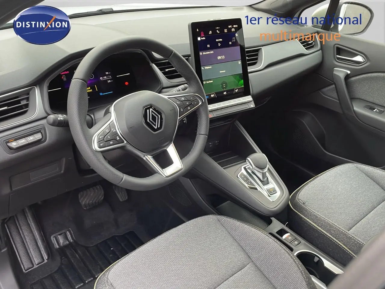 Vue intérieure côté conducteur du Renault Captur E-Tech hybride 2025, avec tableau de bord numérique et écran tactile vertical.
