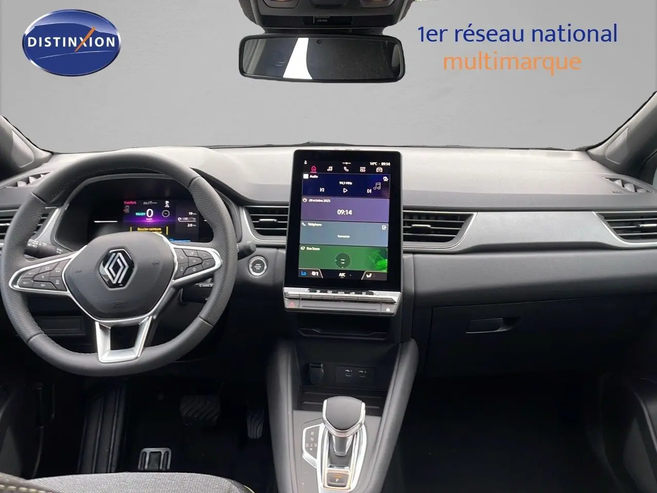 Intérieur du Renault Captur E-Tech hybride 2025, vue frontale du tableau de bord avec écran tactile vertical et volant multifonction.