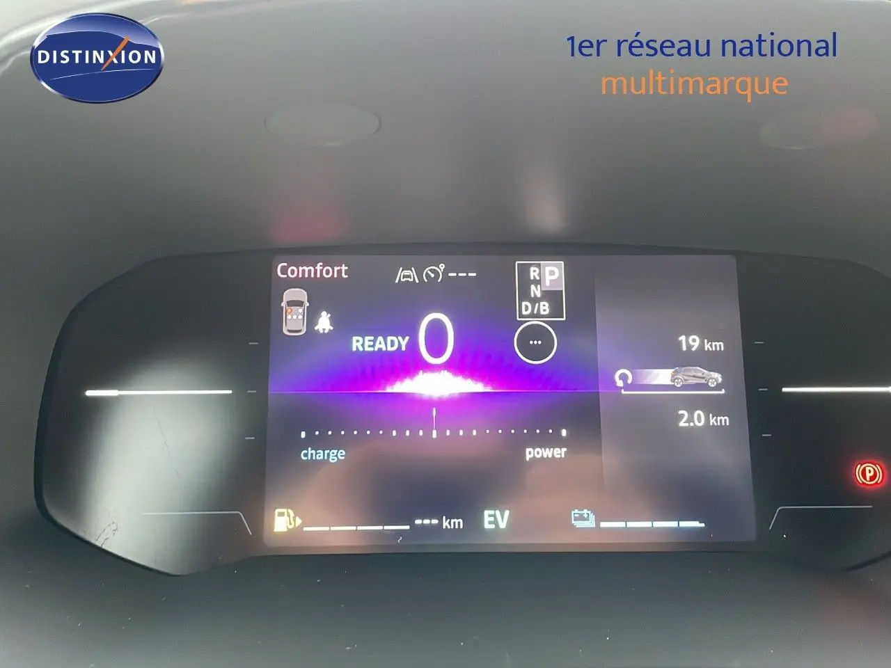 Tableau de bord numérique du Renault Captur E-Tech Hybrid 2025 affichant mode confort et indicateurs de charge et autonomie.