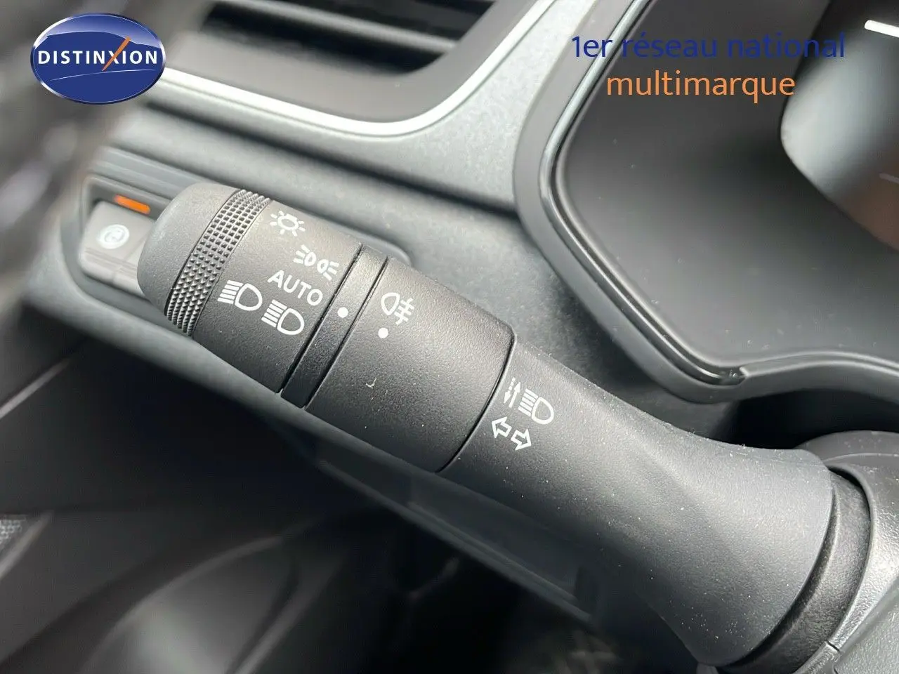 Gros plan sur la commande des feux et clignotants dans l'habitacle du Renault Captur blanc nacré 2025.