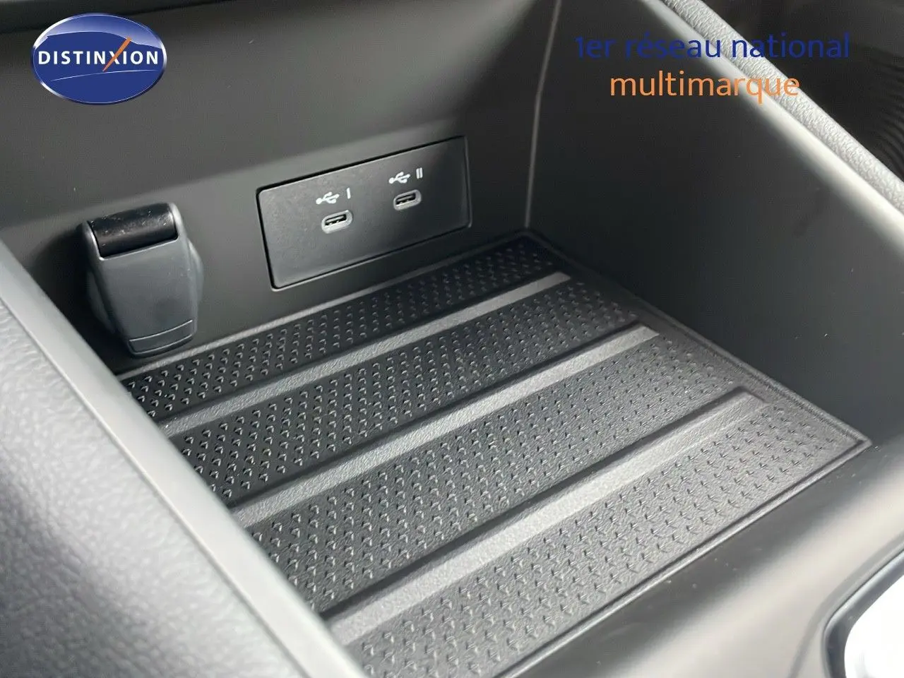 Gros plan sur la console centrale noire du Renault Captur E-Tech Hybrid 2025 avec ports USB-C doubles visibles.