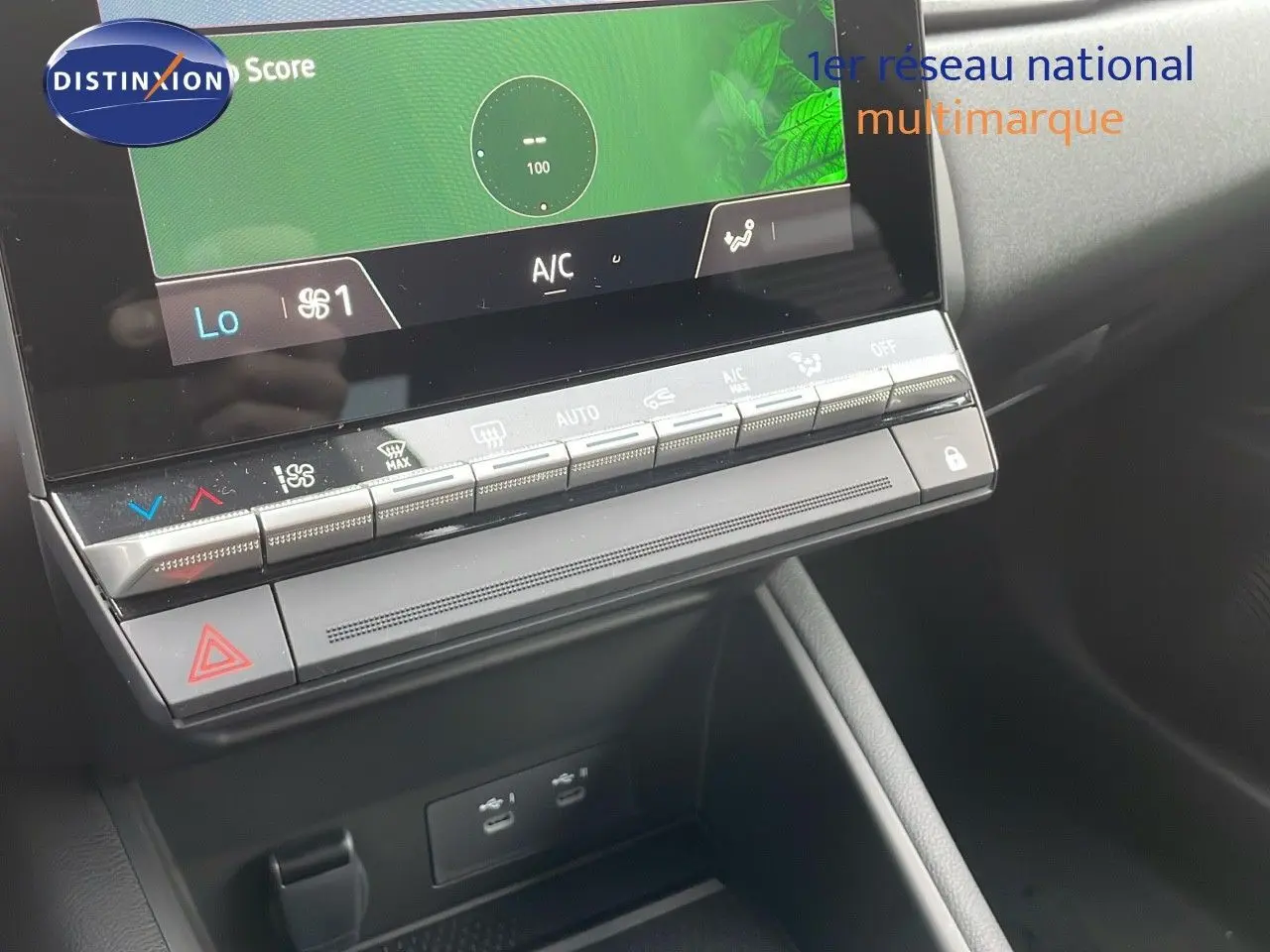 Gros plan sur la console centrale avec écran tactile et commandes climatisation du Renault Captur blanc nacré toit beige 2025.