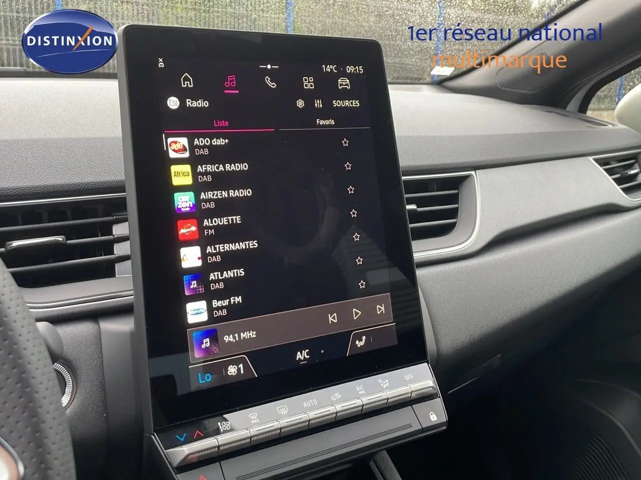 Vue intérieure du tableau de bord du Renault Captur E-Tech Hybrid 2025 avec écran tactile central affichant les radios DAB.