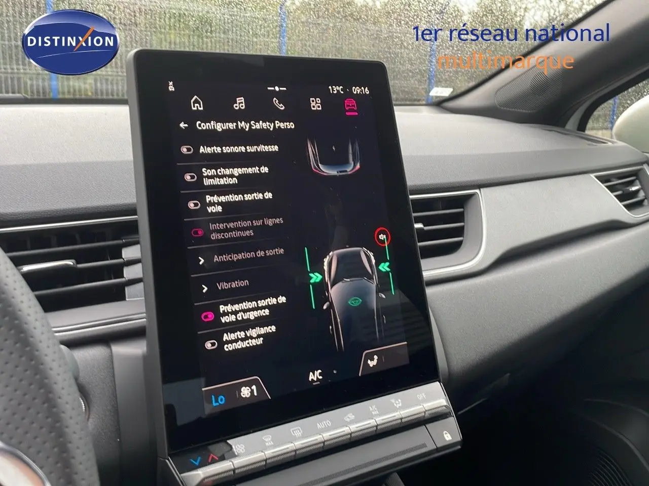 Écran tactile central affichant les aides à la conduite dans l’habitacle gris du Renault Captur blanc nacré toit beige.