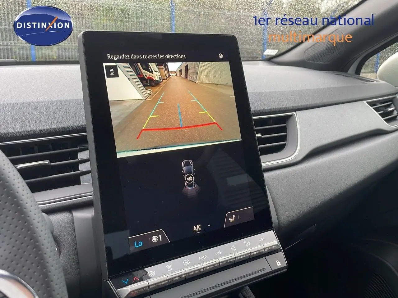 Écran central affichant la caméra de recul dans l'habitacle gris du Renault Captur blanc nacré toit beige.