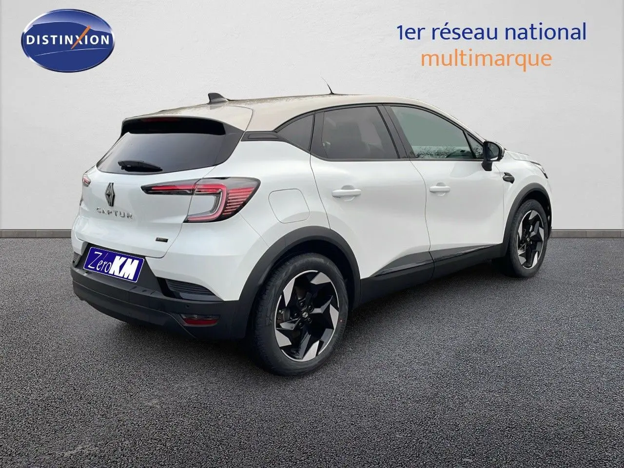 Renault Captur E-Tech hybride blanc nacré avec toit beige, vue 3/4 arrière côté droit sur fond neutre.