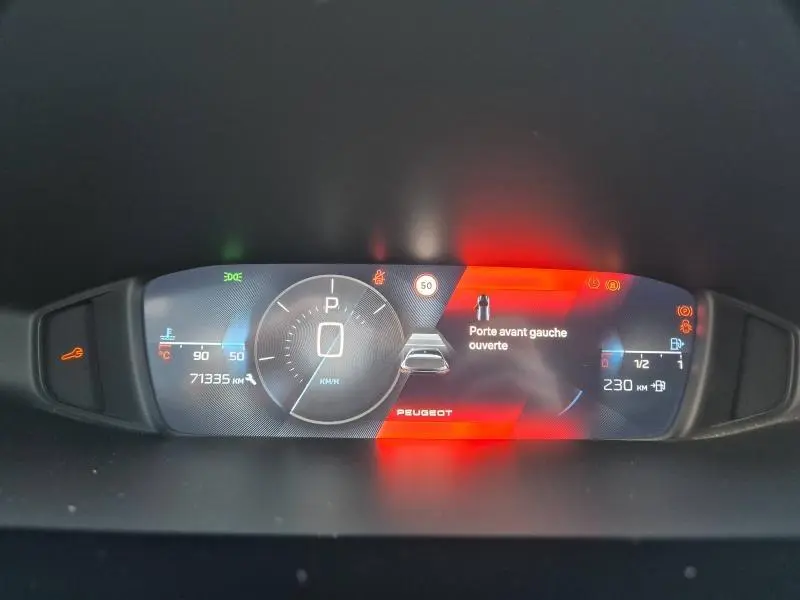 Tableau de bord numérique Peugeot 308 affichant porte avant gauche ouverte et compteur à zéro kilomètre.