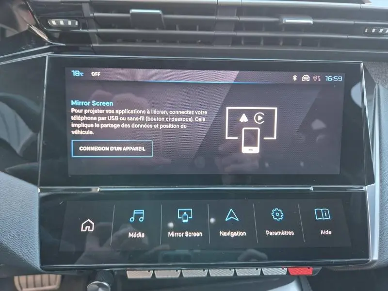 Écran tactile central de la Peugeot 308 2023 affichant l'interface Mirror Screen avec commandes multimédia en bas.