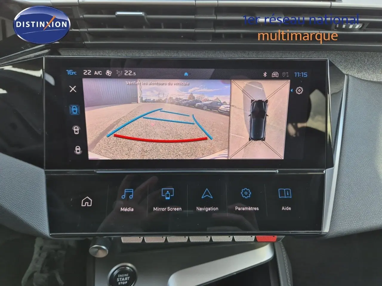 Écran tactile intérieur montrant la caméra de recul et la vue 360° dans une Peugeot 308 Vert Olivine.