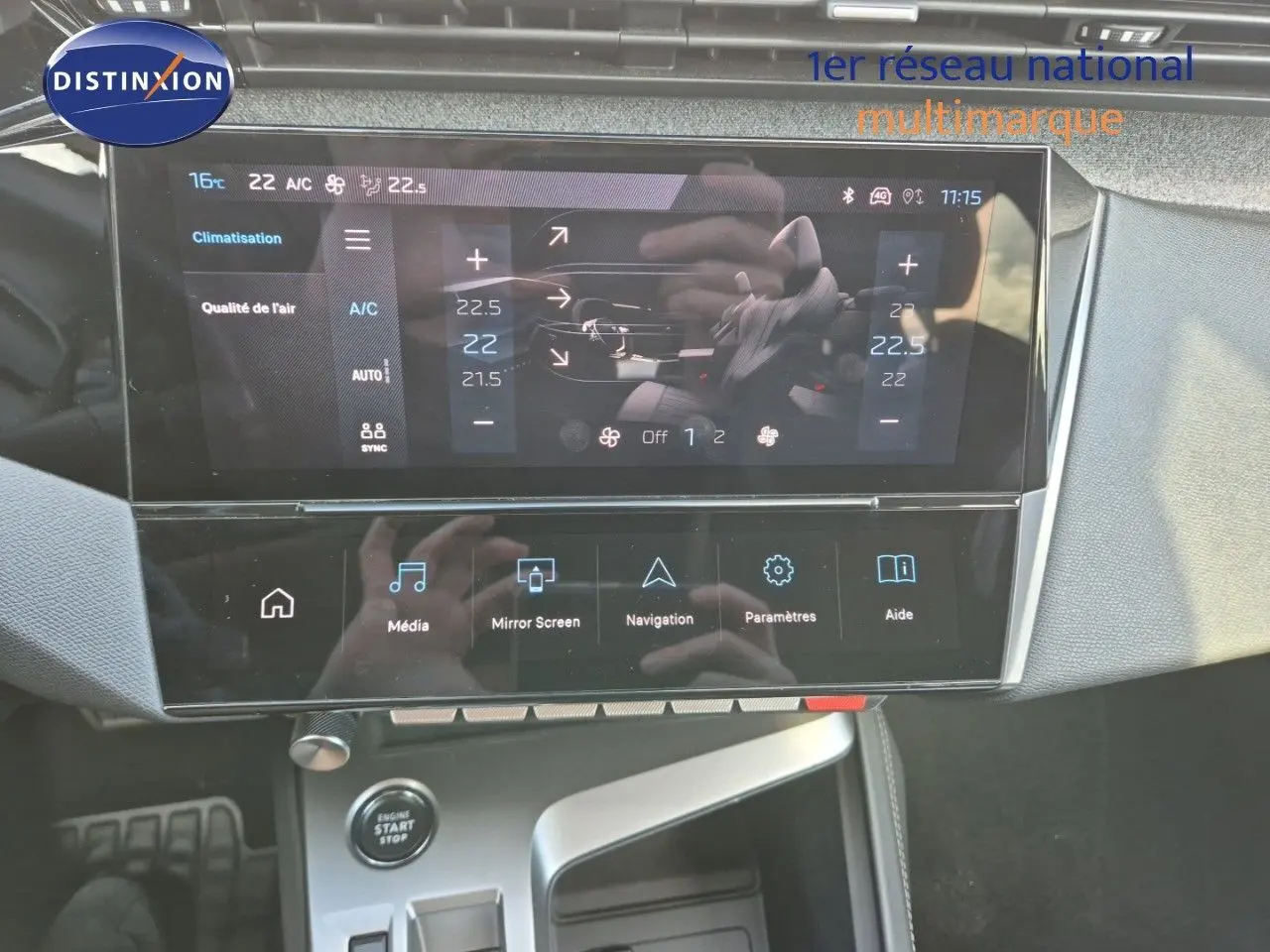 Vue rapprochée de la console centrale tactile de la Peugeot 308 2023 en Vert Olivine, affichant la climatisation bi-zone.