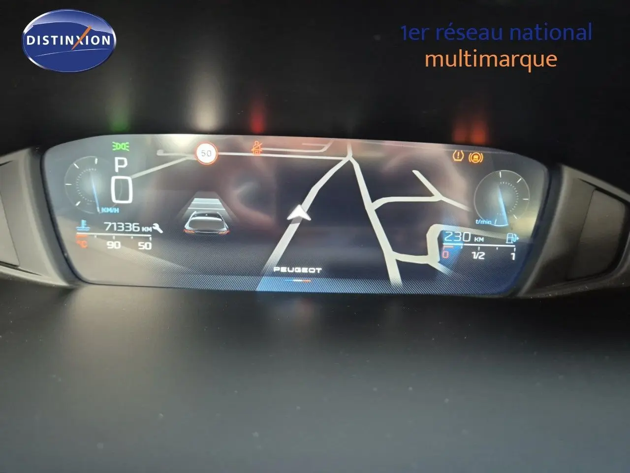 Affichage numérique du tableau de bord de la Peugeot 308 2023 montrant la navigation et les indicateurs de vitesse et carburant.