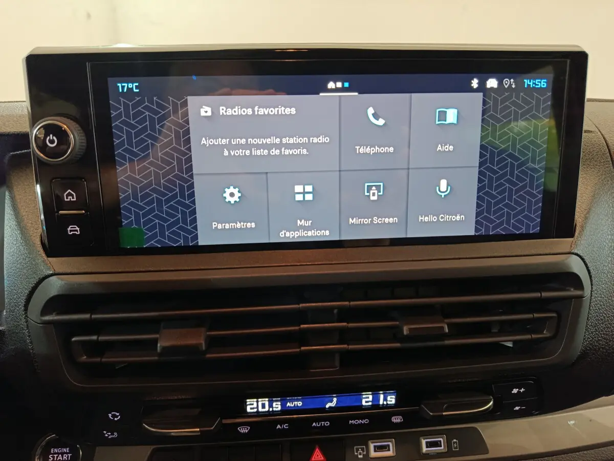 Écran tactile central du tableau de bord du Citroën Jumpy XL 2025, avec commandes climatisation et ports USB visibles.