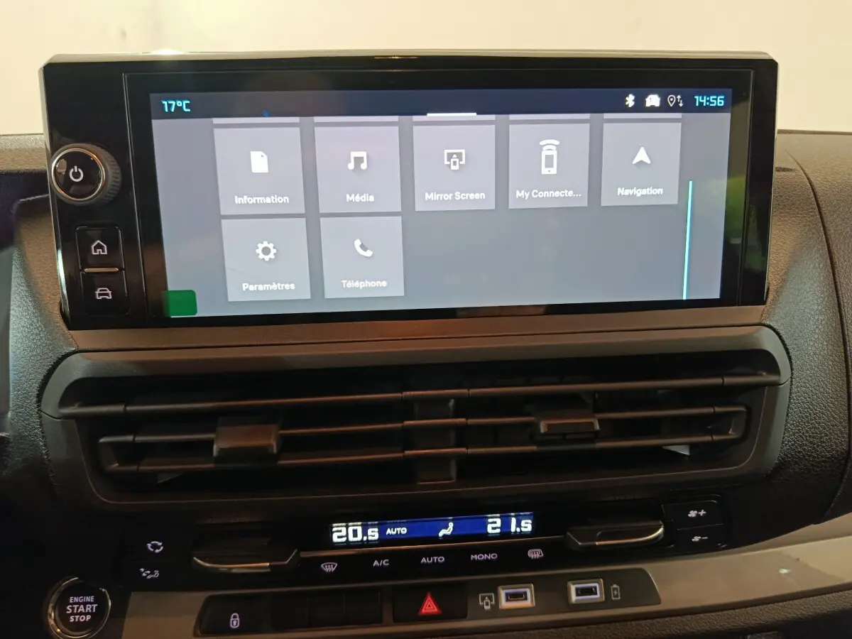 Écran tactile central et commandes de climatisation du tableau de bord du Citroën Jumpy XL noir, vue intérieure frontale.