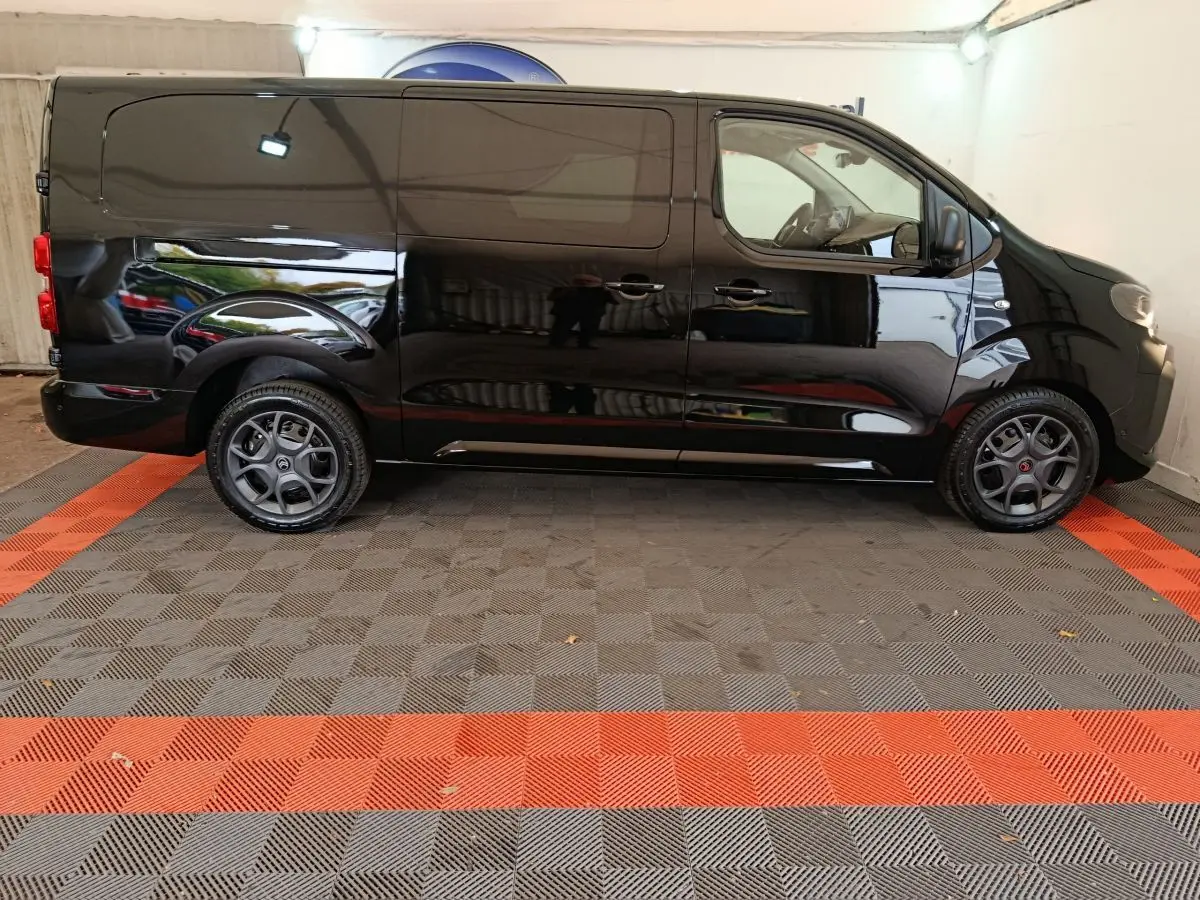 Profil côté gauche du Citroën Jumpy XL noir 2025, fourgon utilitaire avec portes coulissantes et jantes foncées.