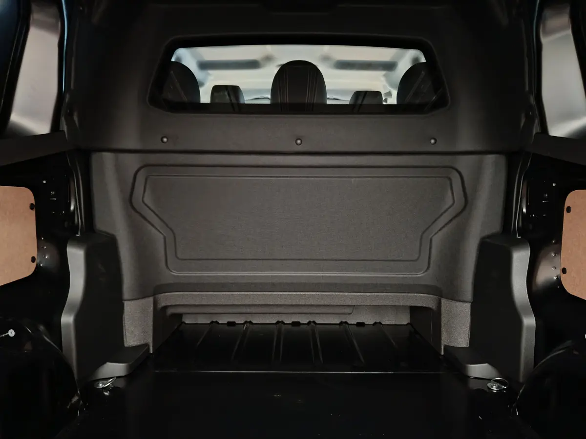 Vue intérieure arrière du coffre noir du Citroën Jumpy XL 2.2 Diesel 2025 avec cloison vitrée pleine.