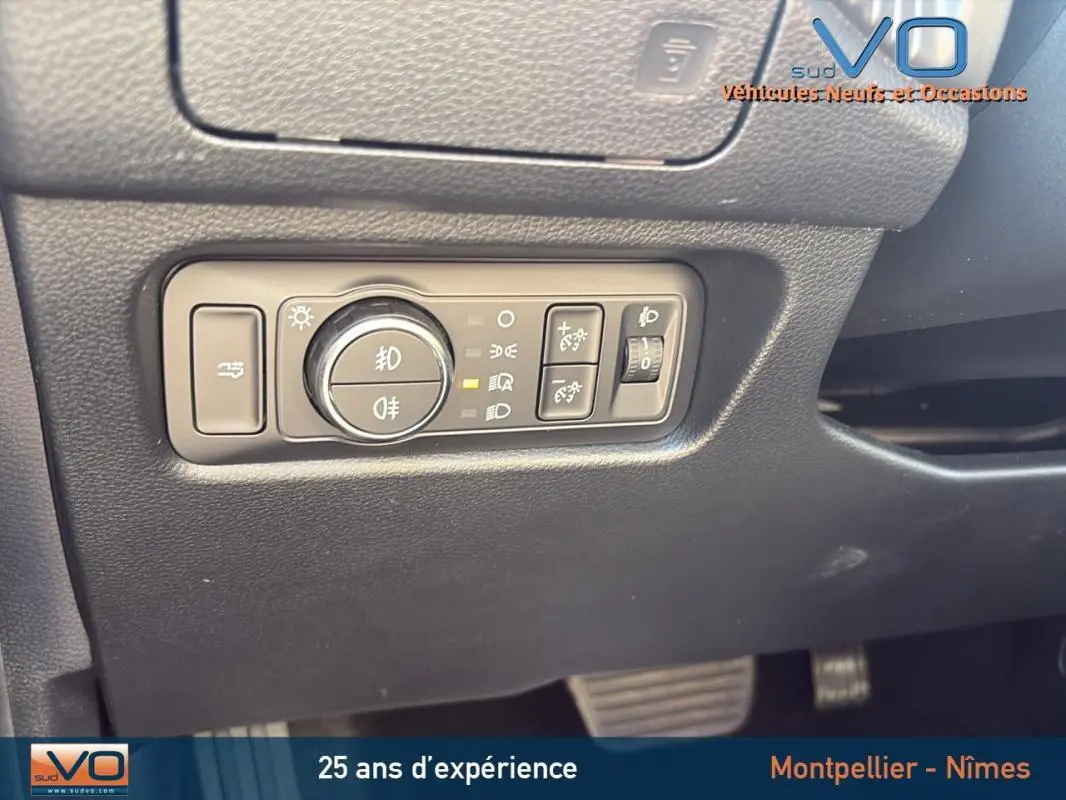 Gros plan sur les commandes d’éclairage et réglages intérieurs du Ford Ranger noir version Wildtrak 2025.