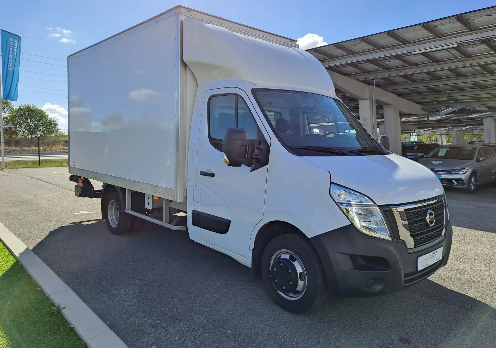 Vue 3/4 avant droit d'un Nissan Interstar Chassis Cabine blanc 2024 avec grande caisse et calandre noire.