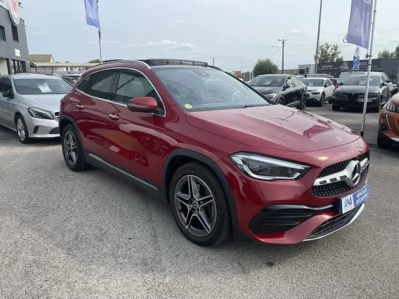 Mercedes GLA 200 D AMG-Line rouge métal vue 3/4 avant droit avec jantes alliage et calandre distinctive.