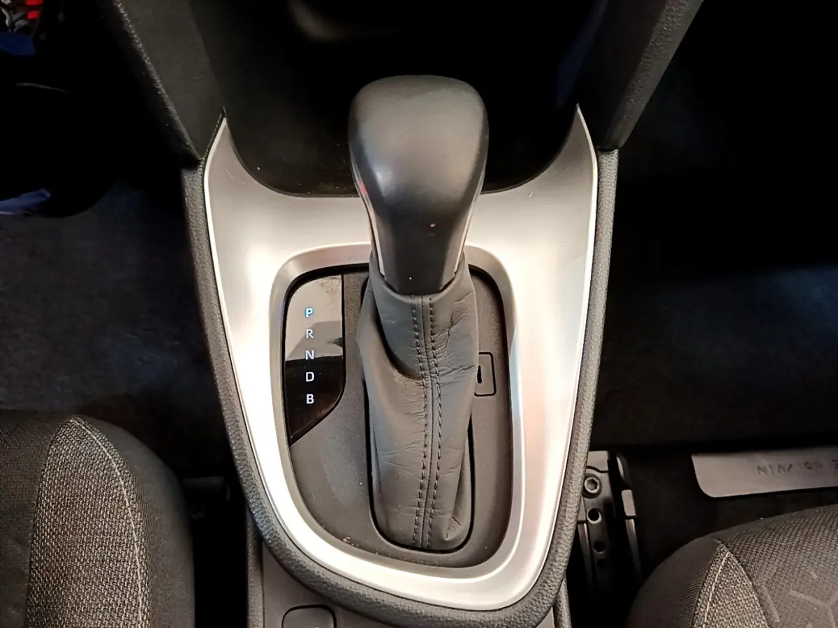 Le levier de vitesses automatique noir de la Toyota Yaris Cross 1.5 Hybrid, vu de dessus au centre de la console.