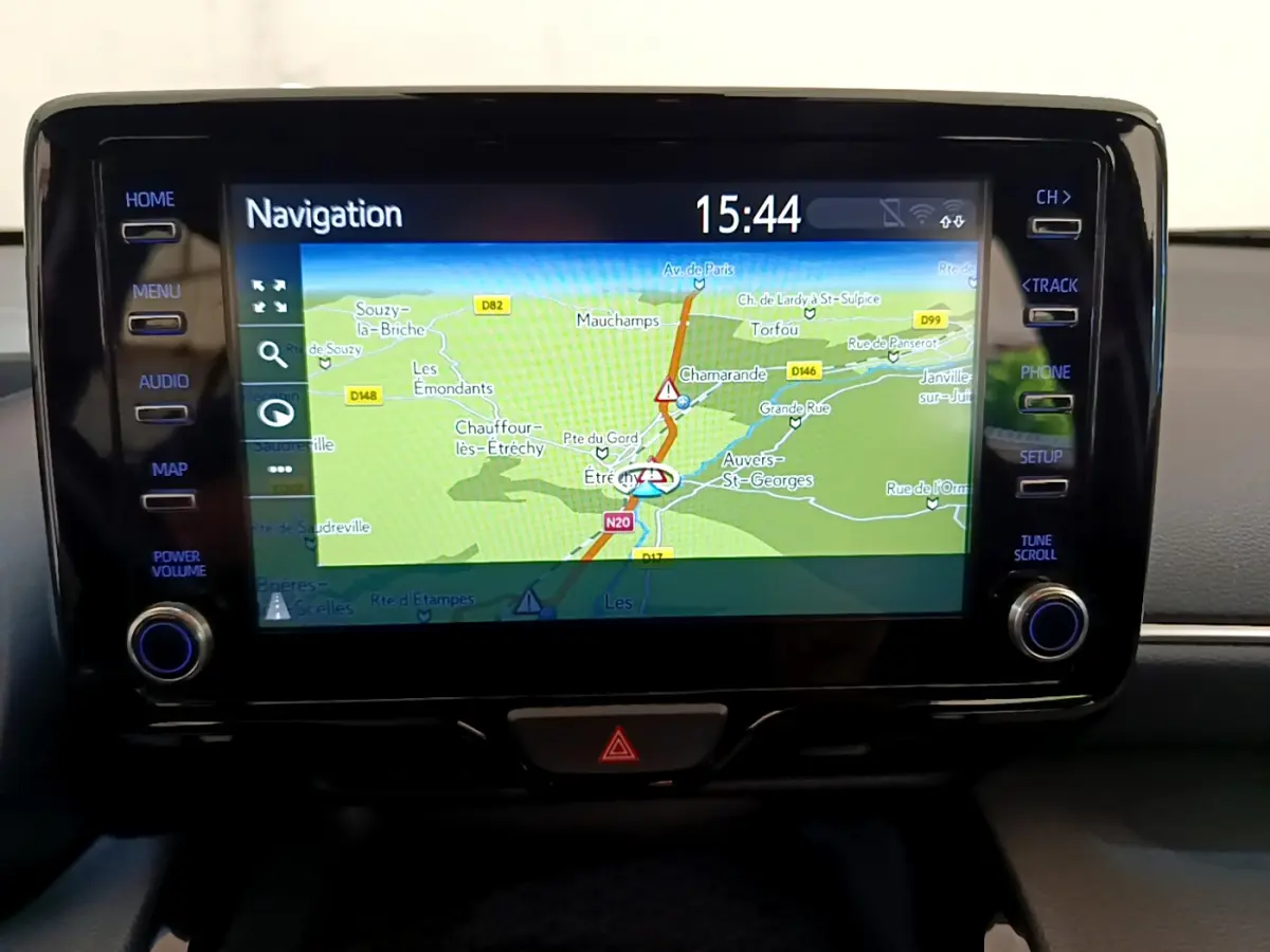 Écran tactile central de navigation du Toyota Yaris Cross blanc 2022 affichant une carte routière détaillée.