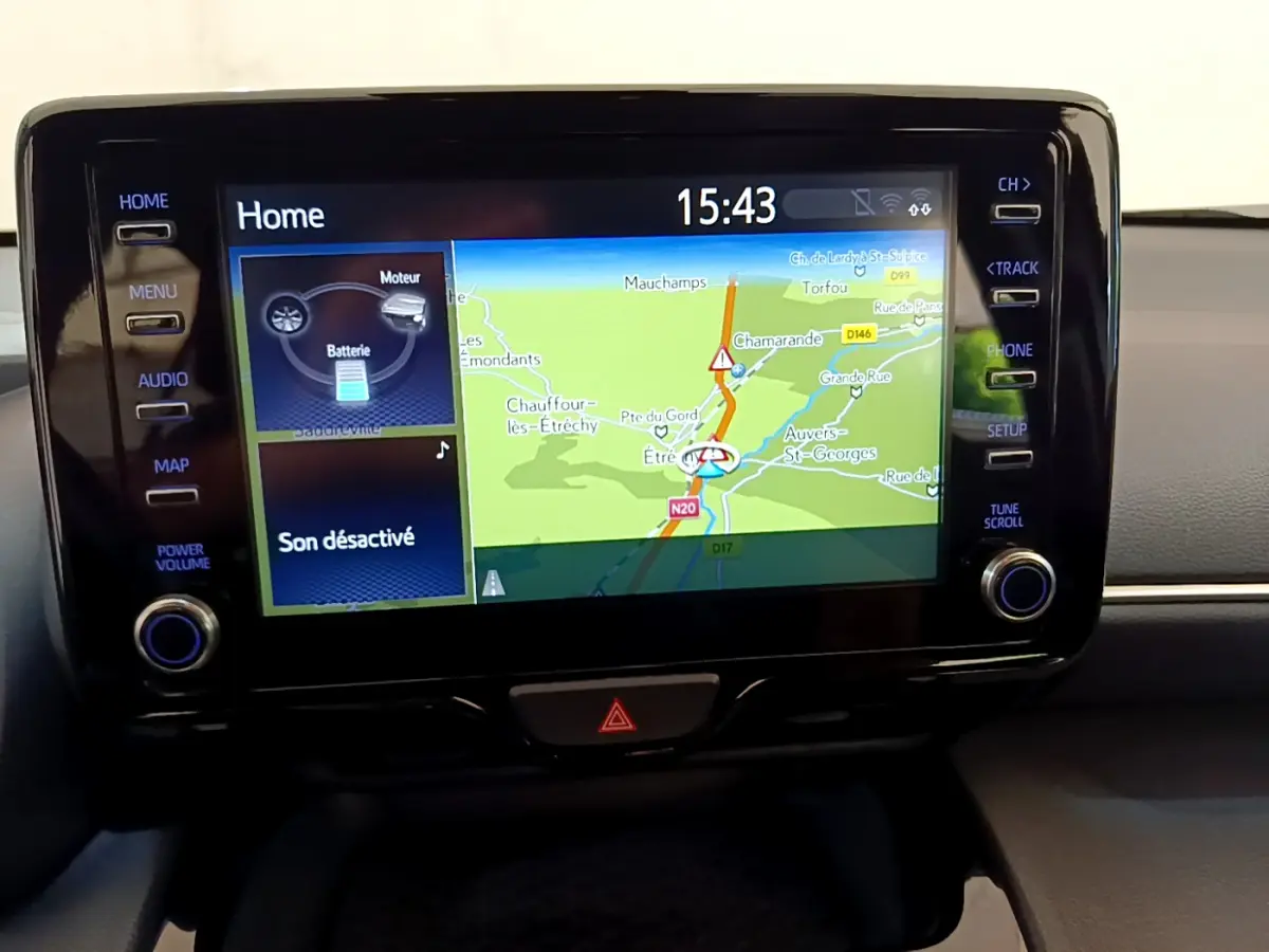 Écran tactile central affichant la navigation du Toyota Yaris Cross 1.5 Hybrid, vue intérieure du tableau de bord.