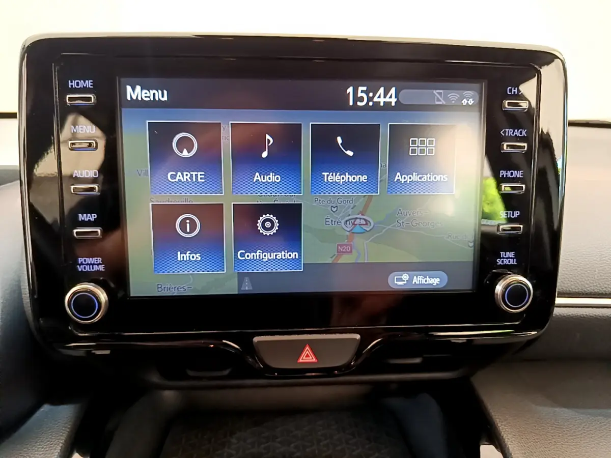 Écran tactile central de 20,3 cm affichant le menu multimédia dans l'habitacle de la Toyota Yaris Cross blanche.