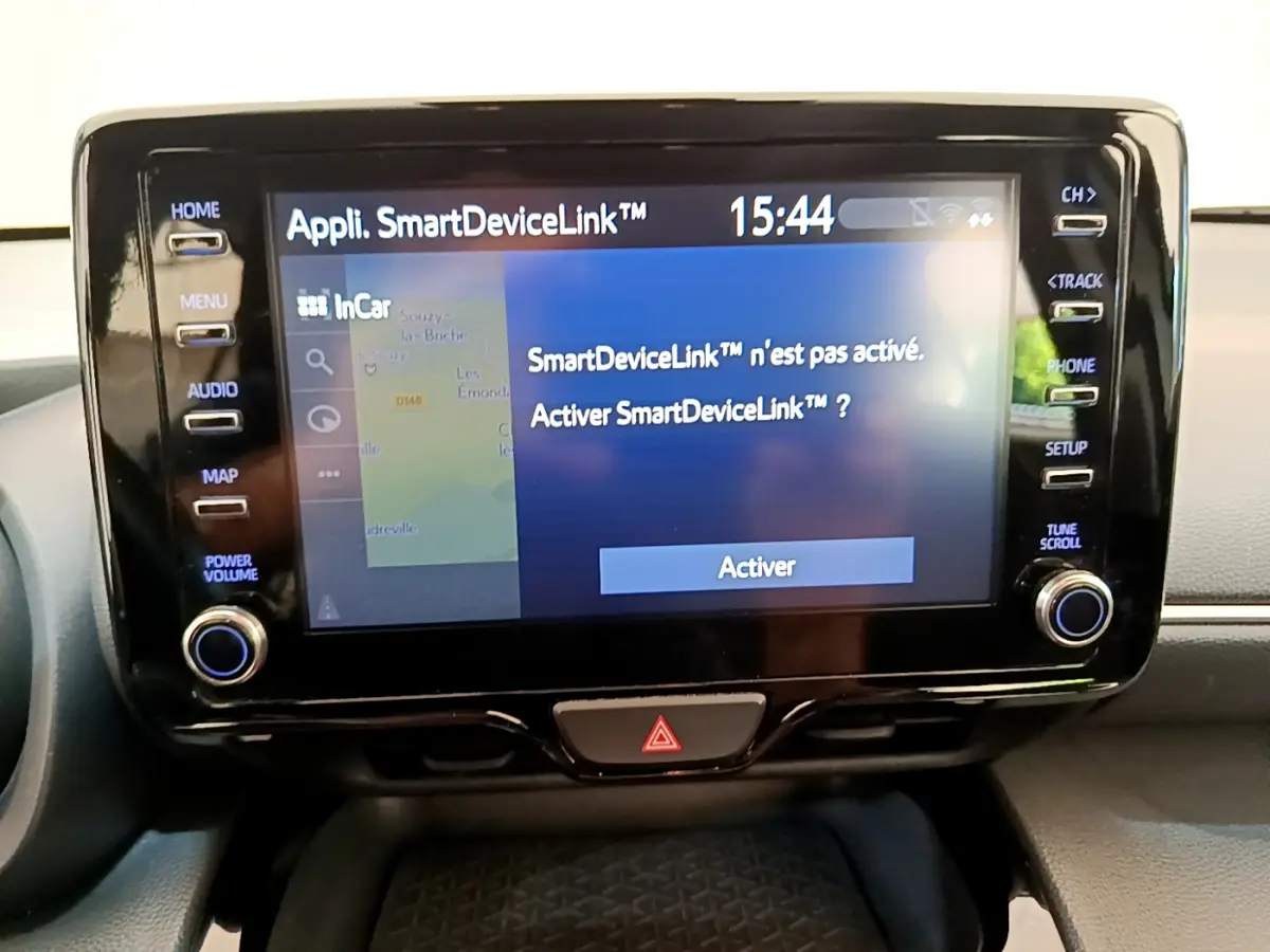 Écran tactile central du tableau de bord de la Toyota Yaris Cross 2022, affichant SmartDeviceLink non activé.