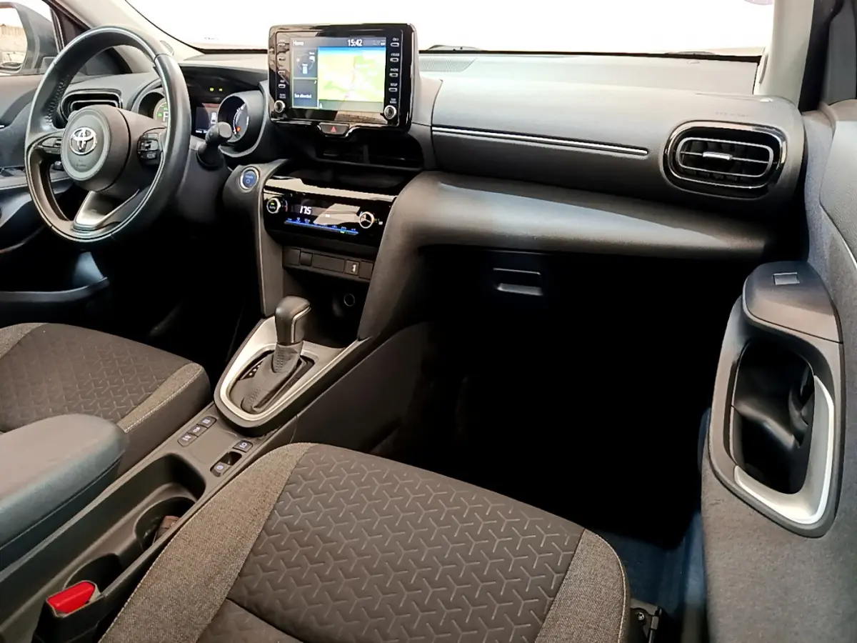 Intérieur de la Toyota Yaris Cross 2022 vu côté passager, avec tableau de bord noir et écran tactile central.