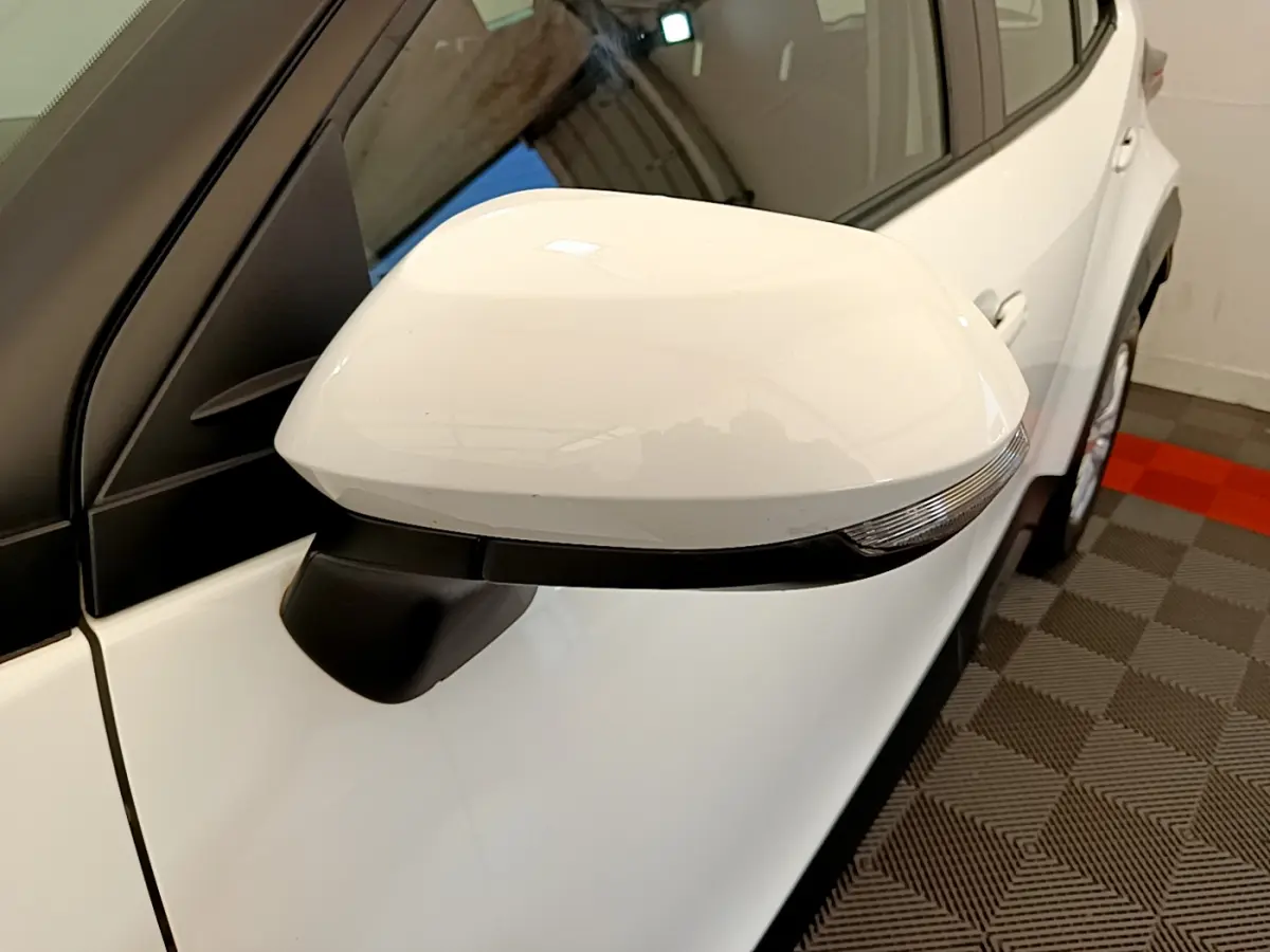 Rétroviseur blanc côté gauche de la Toyota Yaris Cross 2022, finition Dynamic Business Beyond, vue rapprochée.