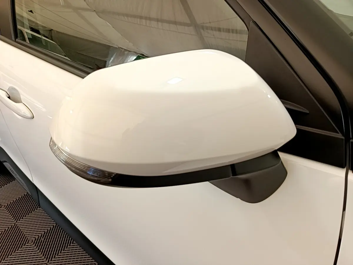 Rétroviseur côté gauche blanc avec clignotant intégré sur Toyota Yaris Cross 2022 vue rapprochée.