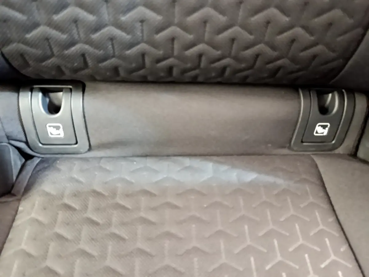 Gros plan sur la banquette arrière noire de la Toyota Yaris Cross 2022 avec attaches Isofix visibles.