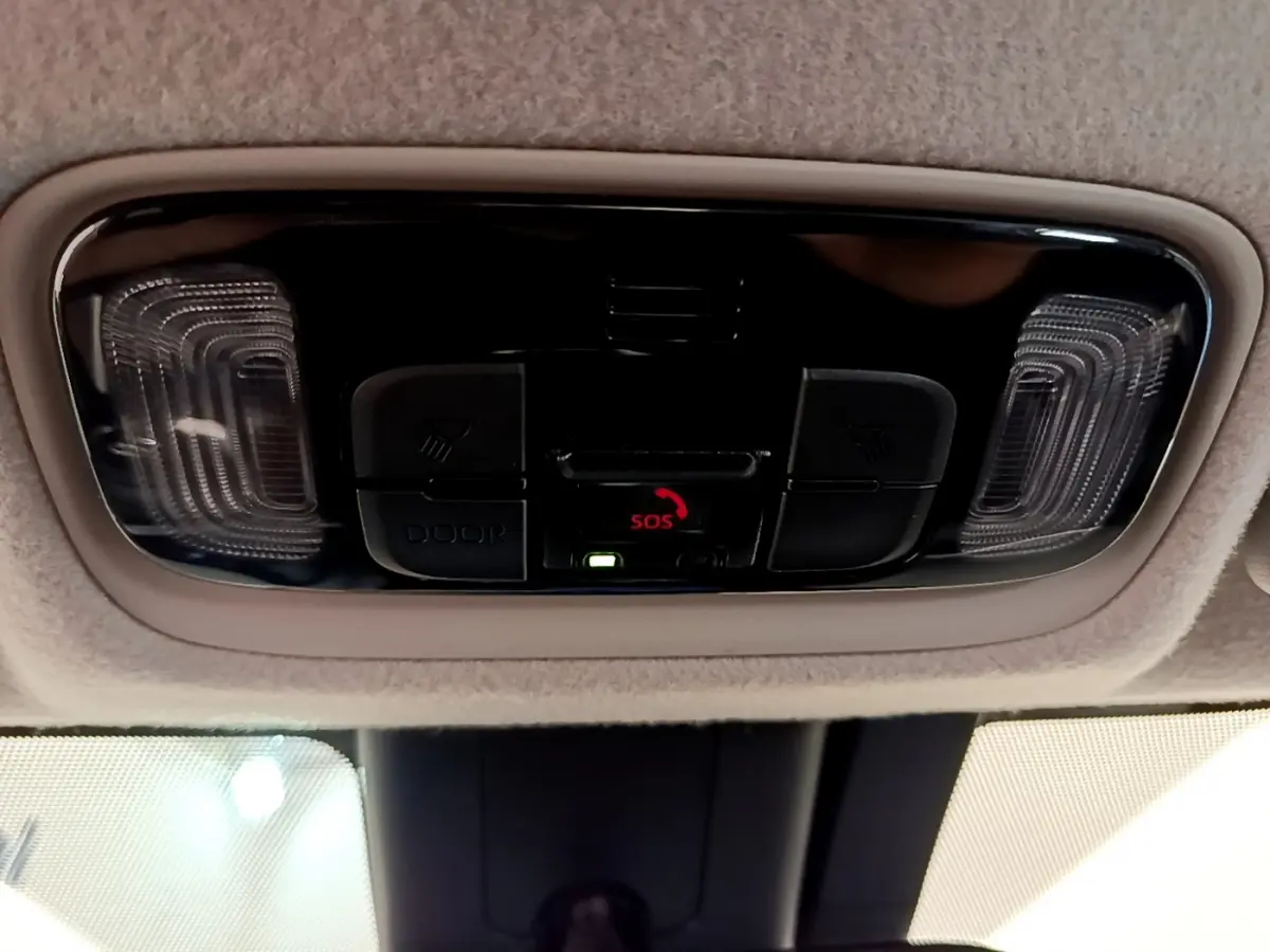 Gros plan sur la console de toit avec éclairages et bouton SOS du Toyota Yaris Cross blanc 2022.