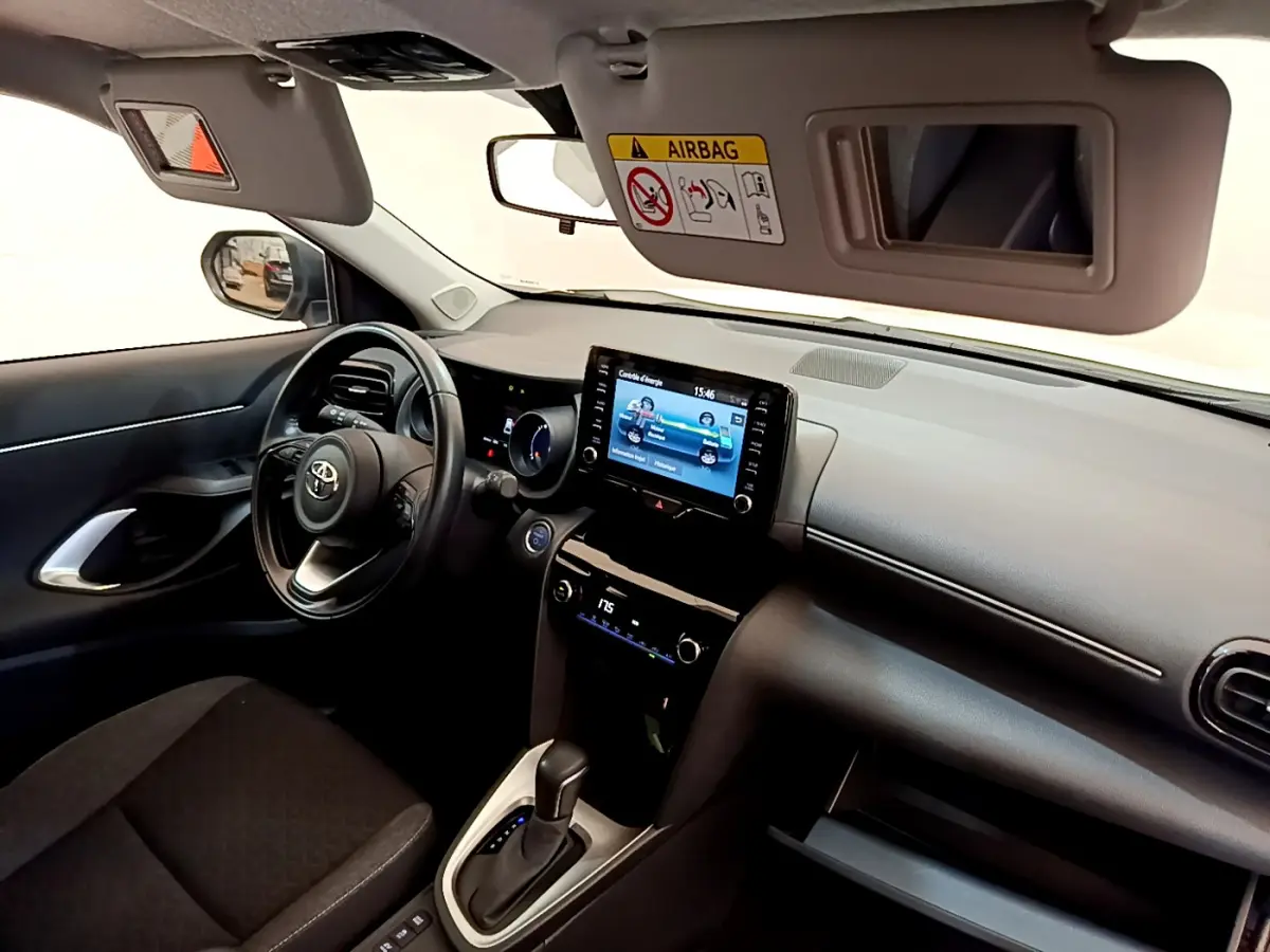 Intérieur avant droit de la Toyota Yaris Cross 2022, tableau de bord avec écran tactile et volant multifonctions cuir.
