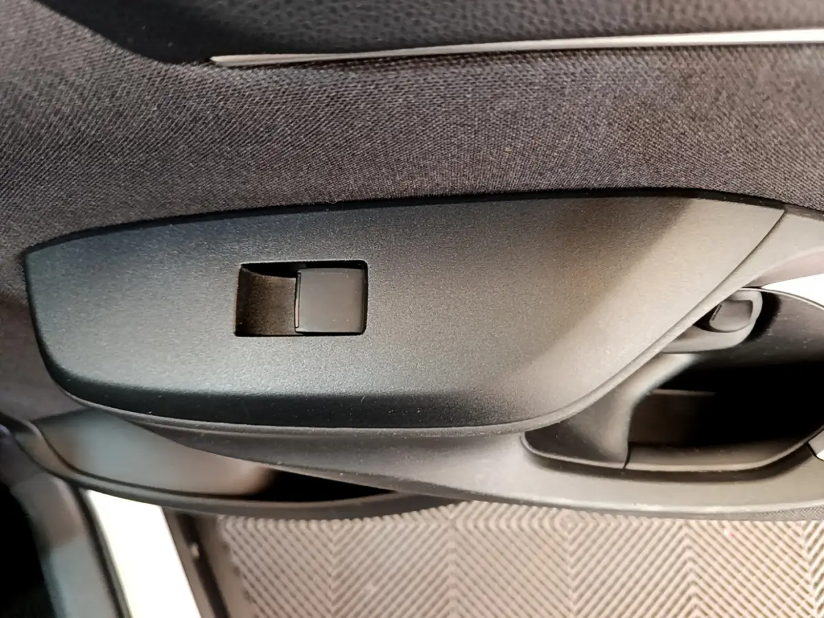 Détail de la poignée intérieure noire côté conducteur de la Toyota Yaris Cross blanche 2022.