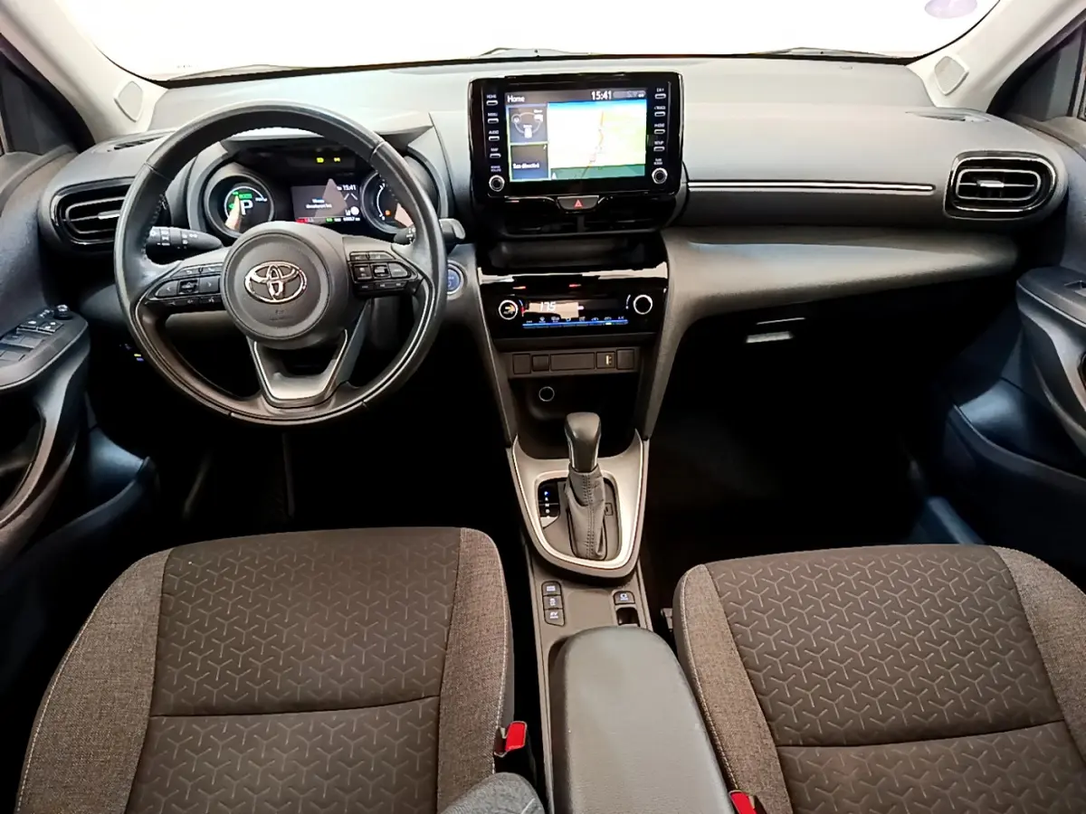 Intérieur de la Toyota Yaris Cross 2022, vue frontale du tableau de bord avec volant cuir et écran tactile central.